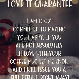 Op de afbeelding: Een afbeelding met de tekst LOVE IT GUARANTEE, I AM 100% COMMITTED TO MAKING YOU HAPPY, IF YOU ARE NOT ABSOLUTELY IN LOVE WITH YOUR COFFEE MUG LET ME KNOW AND I WILL ISSUE YOU A FULL REFUND RIGHT AWAY, met rode en gouden ornamenten.