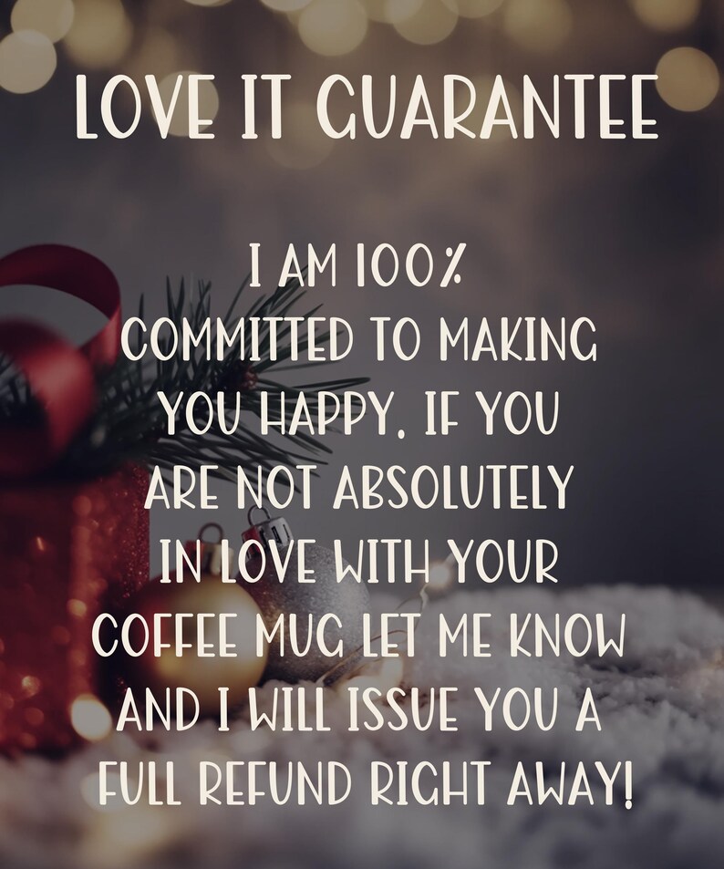 Op de afbeelding: Een afbeelding met de tekst LOVE IT GUARANTEE, I AM 100% COMMITTED TO MAKING YOU HAPPY, IF YOU ARE NOT ABSOLUTELY IN LOVE WITH YOUR COFFEE MUG LET ME KNOW AND I WILL ISSUE YOU A FULL REFUND RIGHT AWAY, met rode en gouden ornamenten.