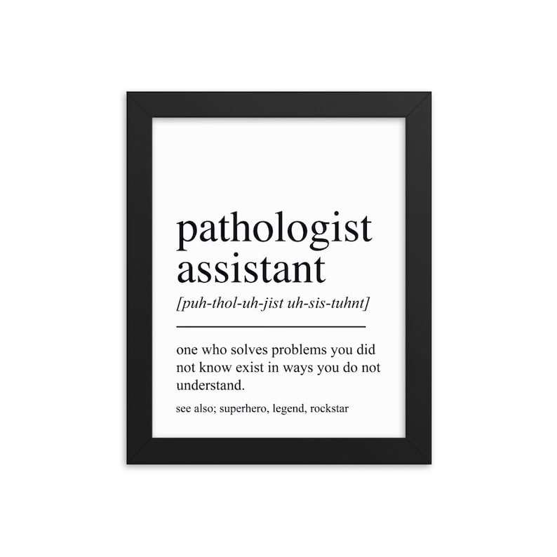 Puede incluir: Impresi&oacute;n de arte imprimible en blanco y negro con la definici&oacute;n de un asistente de pat&oacute;logo. El texto dice: "pathologist assistant [puh-thol-uh-jist uh-sis-tuhnt] one who solves problems you did not know exist in ways you do not understand. see also; superhero, legend, rockstar"
