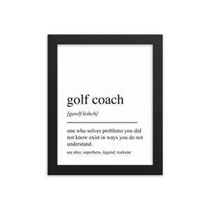 Puede incluir: Impresión de arte imprimible en blanco y negro con una definición de "golf coach" en un marco negro. La definición dice: "alguien que resuelve problemas que no sabías que existían de maneras que no entiendes. Ver también: superhéroe, leyenda, rockstar."