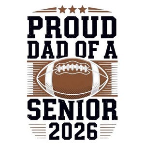 K&ouml;nnte beinhalten: Eine braune und wei&szlig;e Football-Grafik mit dem Text "Proud Dad of a Senior 2026" in schwarzer Schrift mit einem Used-Look.