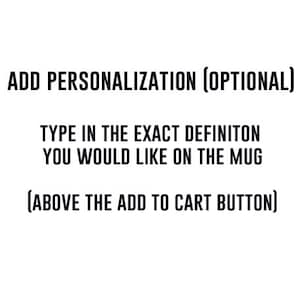 Op de afbeelding: Tekst op een witte achtergrond die gebruikers instructies geeft om een ​​personalisatie aan een mok toe te voegen. De tekst luidt: "ADD PERSONALIZATION (OPTIONAL) TYPE IN THE EXACT DEFINITION YOU WOULD LIKE ON THE MUG (ABOVE THE ADD TO CART BUTTON)"