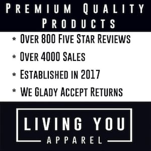 Op de afbeelding: Zwart-witte tekst op een witte achtergrond met de woorden "PREMIUM QUALITY PRODUCTS" bovenaan. Onder de tekst staan vier opsommingstekens met de volgende informatie: "OVER 800 FIVE STAR REVIEWS", "OVER 4000 SALES", "ESTABLISHED IN 2017" en "WE GLADY ACCEPT RETURNS". Onderaan de afbeelding staat een zwarte rechthoek met witte tekst die "LIVING YOU APPAREL" zegt.