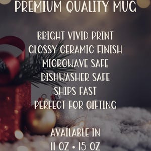 Op de afbeelding: Een feestelijke afbeelding met de tekst "PREMIUM QUALITY MUG". De tekst vermeldt ook "BRIGHT VIVID PRINT", "GLOSSY CERAMIC FINISH", "MICROWAVE SAFE" en "DISHWASHER SAFE". De mok is verkrijgbaar in maten van 312 ml en 425 ml. De afbeelding bevat vakantiedecoraties.