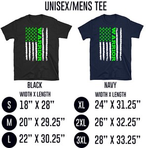 Op de afbeelding: Unisex T-shirt met een zwarte of donkerblauwe achtergrond. Het shirt heeft een wit en groen Amerikaans vlagontwerp met het woord "WARRIOR" verticaal langs de rechterkant van de vlag geschreven. Het shirt is verkrijgbaar in de maten S, M, L, XL, 2XL en 3XL. De afmetingen voor elke maat worden in inches weergegeven.