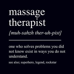Puede incluir: Un gráfico en blanco y negro con la palabra "terapeuta de masaje" definida como "alguien que resuelve problemas que no sabías que existían de maneras que no entiendes." La definición también incluye "ver también: superhéroe, leyenda, rockstar."