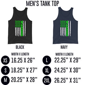 Op de afbeelding: Een zwart en een marineblauw tanktop met een wit Amerikaans vlagontwerp en het woord "Warrior" in groen. De tanktops zijn verkrijgbaar in de maten XS, S, M, L, XL en 2XL. De maattabel toont de breedte en lengte van elke maat in inches.