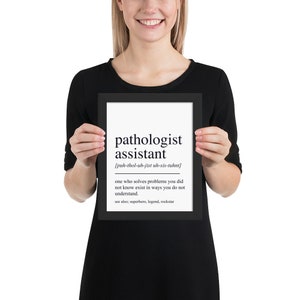 Puede incluir: Una impresi&oacute;n enmarcada en negro con fondo blanco y texto negro. El texto dice "pathologist assistant" con la pronunciaci&oacute;n fon&eacute;tica debajo. La definici&oacute;n dice "alguien que resuelve problemas que no sab&iacute;as que exist&iacute;an de maneras que no entiendes". El texto "ver tambi&eacute;n: superh&eacute;roe, leyenda, rockstar" est&aacute; en la parte inferior de la impresi&oacute;n.