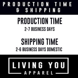 Op de afbeelding: Zwart-witte tekst op een zwarte achtergrond met de woorden "Production Time", "2-7 Business Days", "Shipping Time", "2-6 Business Days Domestic", "Living You" en "Apparel".