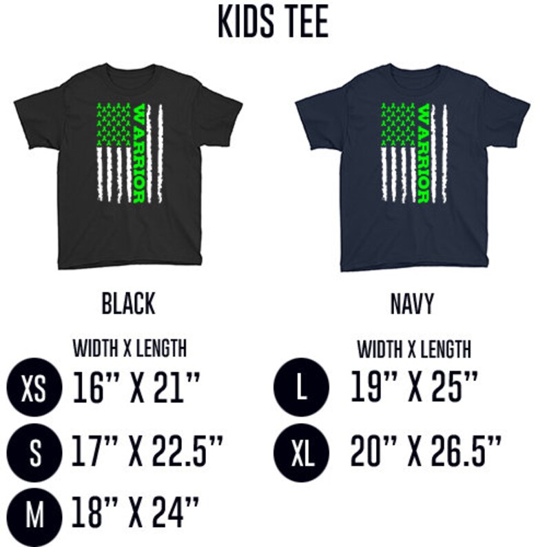 Op de afbeelding: Kinder T-shirt met groene 'Warrior'-tekst en een Amerikaans vlagontwerp. Het shirt is verkrijgbaar in zwart en marineblauw. De maten omvatten XS, S, M, L en XL. Het shirt meet 16 inch breed en 21 inch lang in maat XS, 17 inch breed en 22,5 inch lang in maat S, 18 inch breed en 24 inch lang in maat M, 19 inch breed en 25 inch lang in maat L en 20 inch breed en 26,5 inch lang in maat XL.