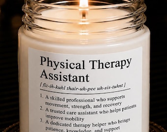 Könnte beinhalten: Eine Kerze im klaren Glasgefäß mit weißem Wachs und brennendem Docht. Das Etikett zeigt den Text Physical Therapy Assistant, eine phonetische Aussprachehilfe und drei nummerierte Definitionen, die mit See Also: Emily enden.