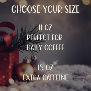 Op de afbeelding: Afbeelding met de tekst "CHOOSE YOUR SIZE". Daaronder de opties: "11 OZ PERFECT FOR DAILY COFFEE" en "15 OZ EXTRA CAFFEINE". De afbeelding heeft een feestelijk vakantiethema met ornamenten en een geschenkdoos.