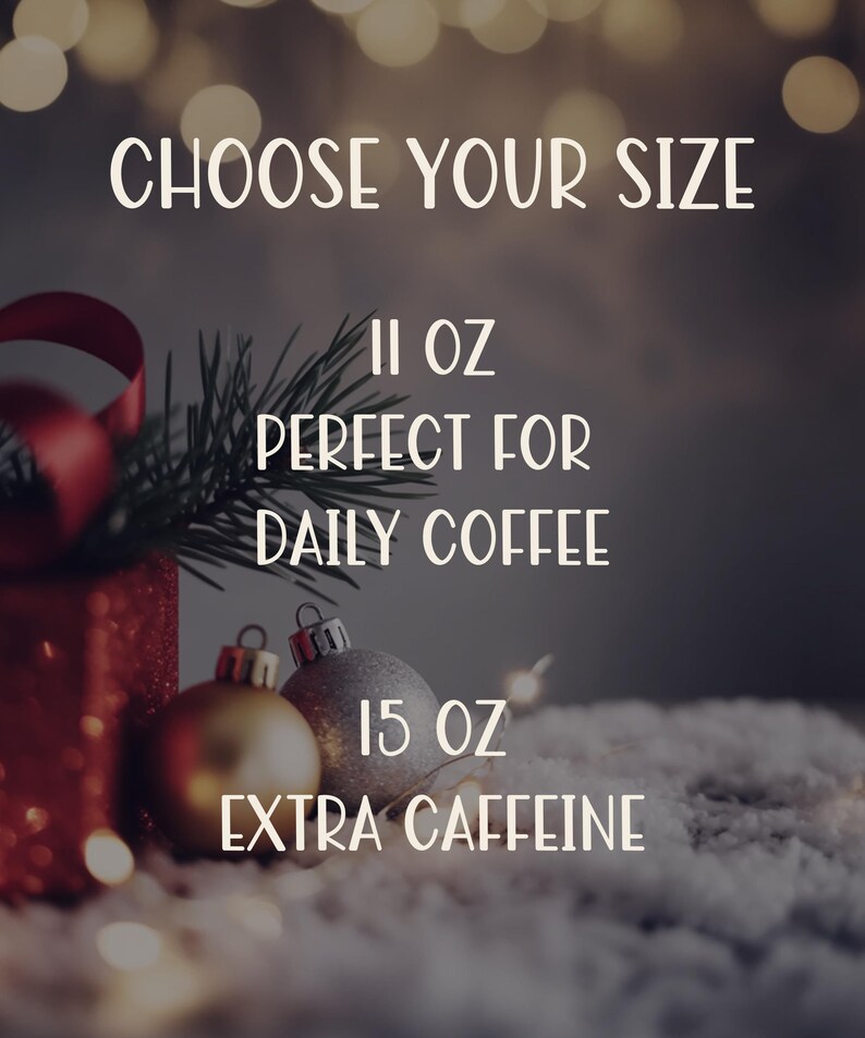Op de afbeelding: Afbeelding met de tekst "CHOOSE YOUR SIZE". Daaronder de opties: "11 OZ PERFECT FOR DAILY COFFEE" en "15 OZ EXTRA CAFFEINE". De afbeelding heeft een feestelijk vakantiethema met ornamenten en een geschenkdoos.