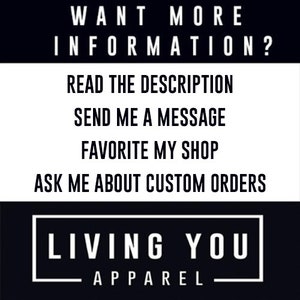 Op de afbeelding: Zwart-witte tekst op een zwarte achtergrond die "WANT MORE INFORMATION?" luidt, gevolgd door een lijst met opties: "READ THE DESCRIPTION", "SEND ME A MESSAGE", "FAVORITE MY SHOP" en "ASK ME ABOUT CUSTOM ORDERS". Onder de lijst bevindt zich een wit rechthoek met zwarte tekst die "LIVING YOU APPAREL" luidt.