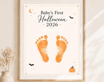 Könnte beinhalten: Ein gerahmter Druck mit dem Text Baby's First Halloween 2026 in schwarzer Schrift. Das Design zeigt zwei orangefarbene Babyfußabdrücke in der Mitte, eine kleine orangefarbene Mondsichel, zwei schwarze Fledermäuse und einen kleinen Kürbis.