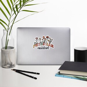 Może przedstawiać: Naklejka na laptopa z kwiatowym wzorem i tekstem "PHYSICIAN assistant" w kolorowym, retro stylu.
