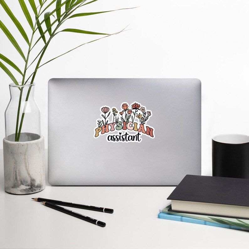 Może przedstawiać: Naklejka na laptopa z kwiatowym wzorem i tekstem "PHYSICIAN assistant" w kolorowym, retro stylu.