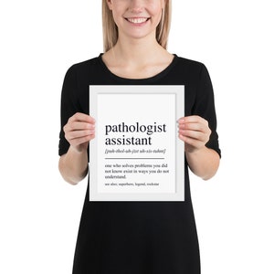 Puede incluir: Una definici&oacute;n imprimible en blanco y negro de "pathologist assistant" con la pronunciaci&oacute;n fon&eacute;tica y una descripci&oacute;n humor&iacute;stica del trabajo. La definici&oacute;n dice: "alguien que resuelve problemas que no sab&iacute;as que exist&iacute;an de maneras que no entiendes". El texto tambi&eacute;n incluye "ver tambi&eacute;n: superh&eacute;roe, leyenda, rockstar".