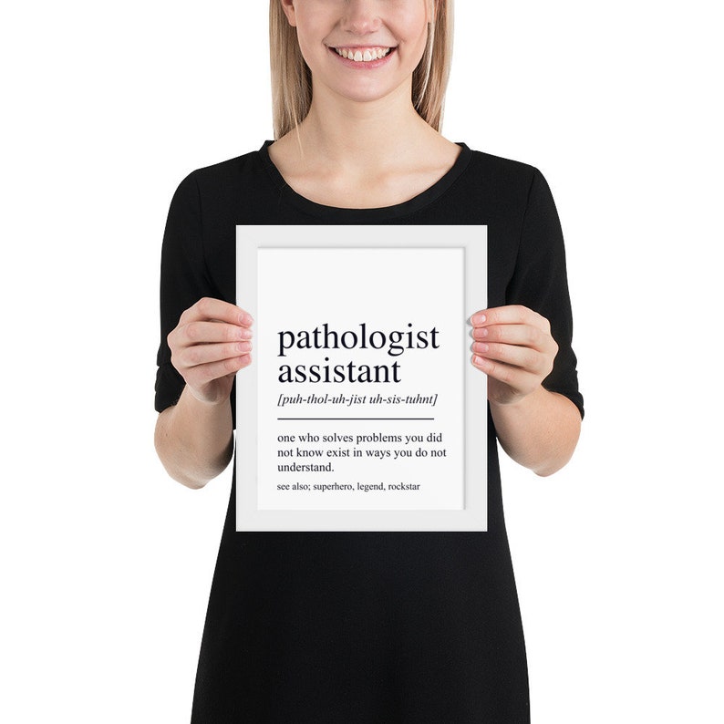 Puede incluir: Una definici&oacute;n imprimible en blanco y negro de "pathologist assistant" con la pronunciaci&oacute;n fon&eacute;tica y una descripci&oacute;n humor&iacute;stica del trabajo. La definici&oacute;n dice: "alguien que resuelve problemas que no sab&iacute;as que exist&iacute;an de maneras que no entiendes". El texto tambi&eacute;n incluye "ver tambi&eacute;n: superh&eacute;roe, leyenda, rockstar".