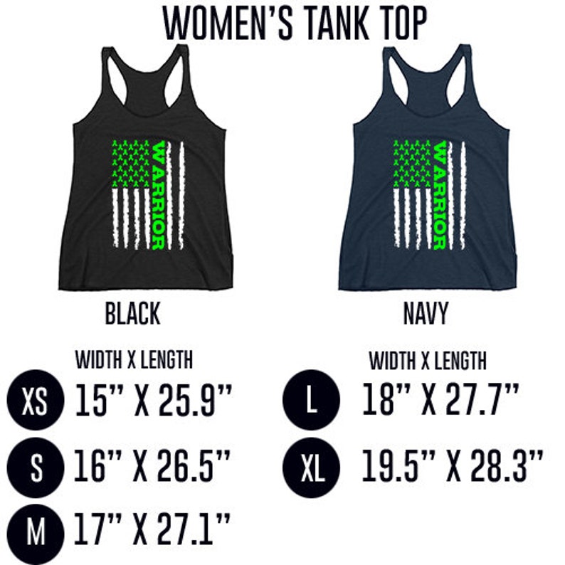 Op de afbeelding: Een tanktop met een wit en groen Amerikaans vlagontwerp en het woord "WARRIOR" verticaal op de vlag gedrukt. De tanktop is verkrijgbaar in zwart en marineblauw. De maattabel toont de afmetingen in inches.