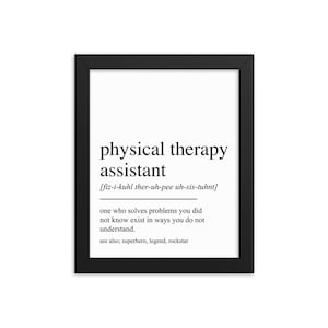 Könnte beinhalten: Ein schwarz-weißer druckbarer Wandkunstdruck mit der Definition eines Physiotherapie-Assistenten. Der Text lautet: "Physiotherapie-Assistent [fiz-i-kuhl ther-uh-pee uh-sis-tuhnt] jemand, der Probleme löst, von denen Sie nicht wussten, dass sie existieren, auf eine Weise, die Sie nicht verstehen. siehe auch: Superheld, Legende, Rockstar"