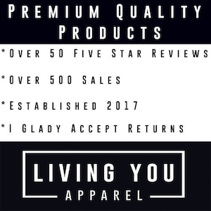 Op de afbeelding: Zwart-witte tekst op een zwarte achtergrond. De tekst luidt "PREMIUM QUALITY PRODUCTS", "*OVER 50 FIVE STAR REVIEWS", "*OVER 500 SALES", "*ESTABLISHED 2017", "*I GLADY ACCEPT RETURNS", "LIVING YOU APPAREL".