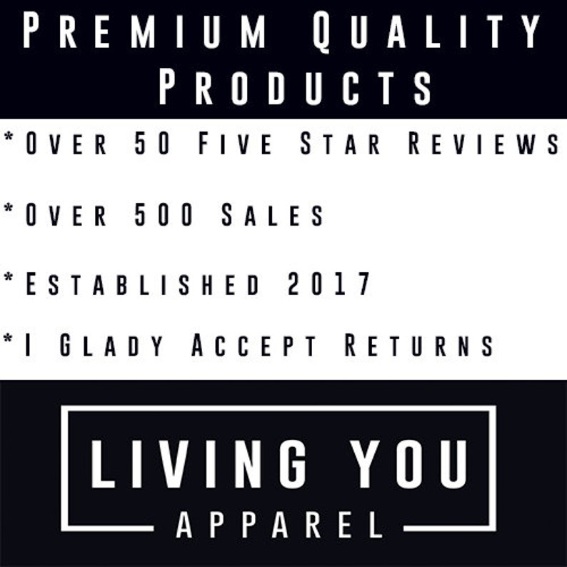 Op de afbeelding: Zwart-witte tekst op een zwarte achtergrond. De tekst luidt "PREMIUM QUALITY PRODUCTS", "*OVER 50 FIVE STAR REVIEWS", "*OVER 500 SALES", "*ESTABLISHED 2017", "*I GLADY ACCEPT RETURNS", "LIVING YOU APPAREL".