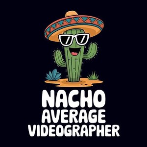 Op de afbeelding: Een groene cactus met een sombrero en zonnebril met de tekst "Nacho Average Videographer".