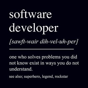 Pode incluir: Uma imagem em preto e branco com texto, que define a palavra "desenvolvedor de software" como "alguém que resolve problemas que você não sabia que existiam, de uma maneira que você não entende". O texto também inclui a pronúncia fonética da palavra "desenvolvedor de software" e a frase "ver também: super-herói, lenda, rockstar".