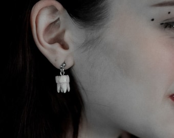 Brincos de dente pendentes / réplica de dentes humanos / fada do dente / joias com anatomia humana / brincos góticos assustadores e de terror / brincos de dente
