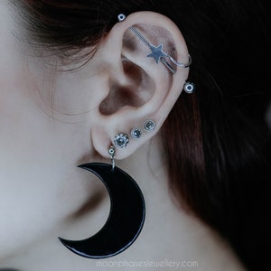 Large moon earrings / black crescent moon drop earrings / witchy earrings / halloween earrings / vampire goth jewelry / la luna earrings