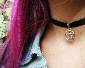 Pentagram choker / black velvet pentacle necklace / collar / witchy jewelry / gothic necklace / goth choker / nu goth / wiccan necklace