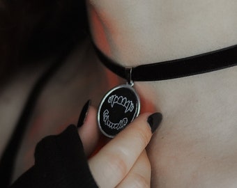Vampire teeth necklace / black velvet choker / vampire jewelry / gothic necklace / goth choker / halloween necklace / vampire bite necklace