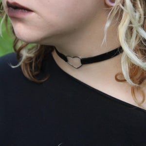 Heart collar / heart ring choker / heart choker / velvet choker / gothic necklace / witchy jewelry / o-ring / o ring choker / pastel goth image 8