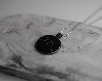 Colar com a constelação de Aquário / Colar com o signo de Aquário / Presentes de astrologia / Joias do zodíaco / Presente de aniversário para janeiro, fevereiro e março