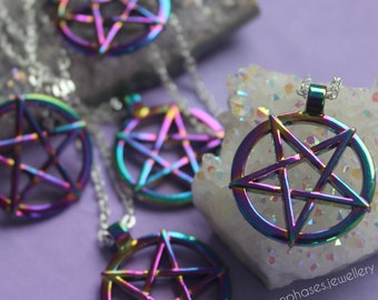 Umgedrehtes Pentagramm Titan Halskette / Regenbogen Anhänger / eloxiertes Titan Collier / okkulter Schmuck
