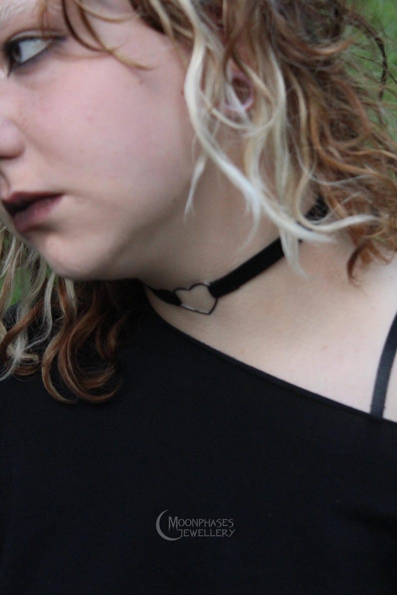 Heart collar / heart ring choker / heart choker / velvet choker / gothic necklace / witchy jewelry / o-ring / o ring choker / pastel goth image 3
