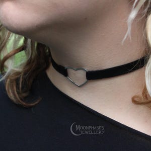 Heart collar / heart ring choker / heart choker / velvet choker / gothic necklace / witchy jewelry / o-ring / o ring choker / pastel goth