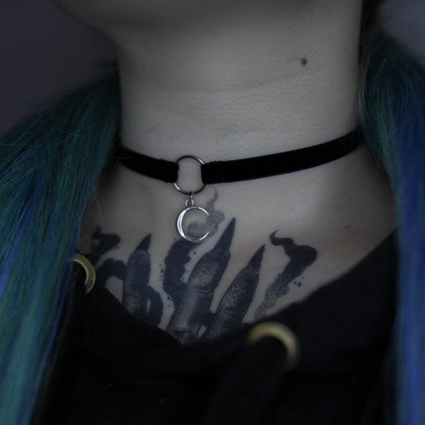 O ring moon choker / black velvet necklace / gothic necklace / celestial / lunar / crescent moon pendant / goth / gothic choker / witchy