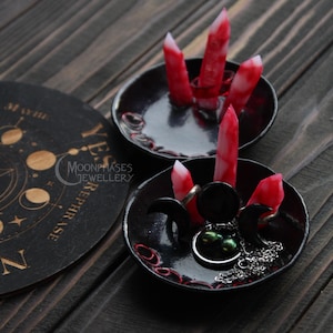 Piatto portaoggetti con fasi lunari e cristalli / vassoio portaoggetti con cristalli finti / cristalli di sangue / arredamento gotico per la stanza / arredamento da vampiro / arredamento da strega per la casa