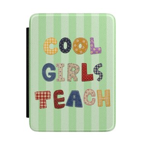 Op de afbeelding: Een rechthoekige tablethoes met een lichtgroene en witte verticaal gestreepte achtergrond. De tekst COOL GIRLS TEACH staat in het midden, waarbij elke letter is ontworpen als een stoffen patch in diverse patronen, kleuren en texturen.