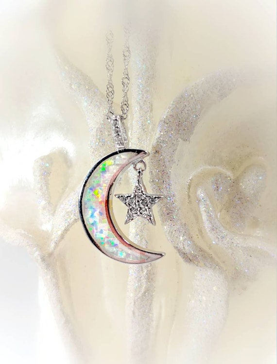 人気ブランド【Tai】Crescent Moon & Starburst Opalネックレス 人気ブランド【Tai】Crescent Moon & Starburst Opalネックレス