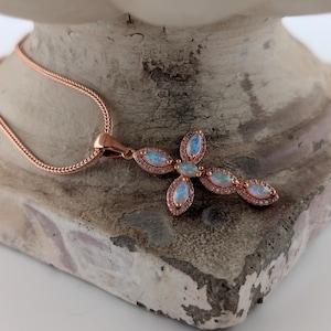 925 14K guldpläterat korshalsband i roséguld och vit eldopal; Halsband i vitt opalkors på 925-kedja; Kors i vitt opal i sterlingsilver