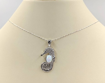Collana Ciondolo Cavalluccio Marino In Argento Con Opale Di Fuoco Bianco E Zirconi - Gioiello Bohémien Senza Catena