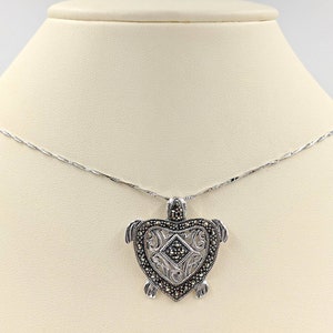 Marscait Schildkröten Halskette; 925 Sterling Silber Schildkröte Halskette; Filigrane Marscait-Schildkröte; Halskette mit Marscait Schildkröte, Unendlich Nähe