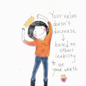 Puede incluir: Una ilustración de dibujos animados de una mujer con una corona, una camisa naranja, pantalones vaqueros azules y botas negras. El texto dice "Tu valor no disminuye en función de la incapacidad de los demás para ver tu valor".