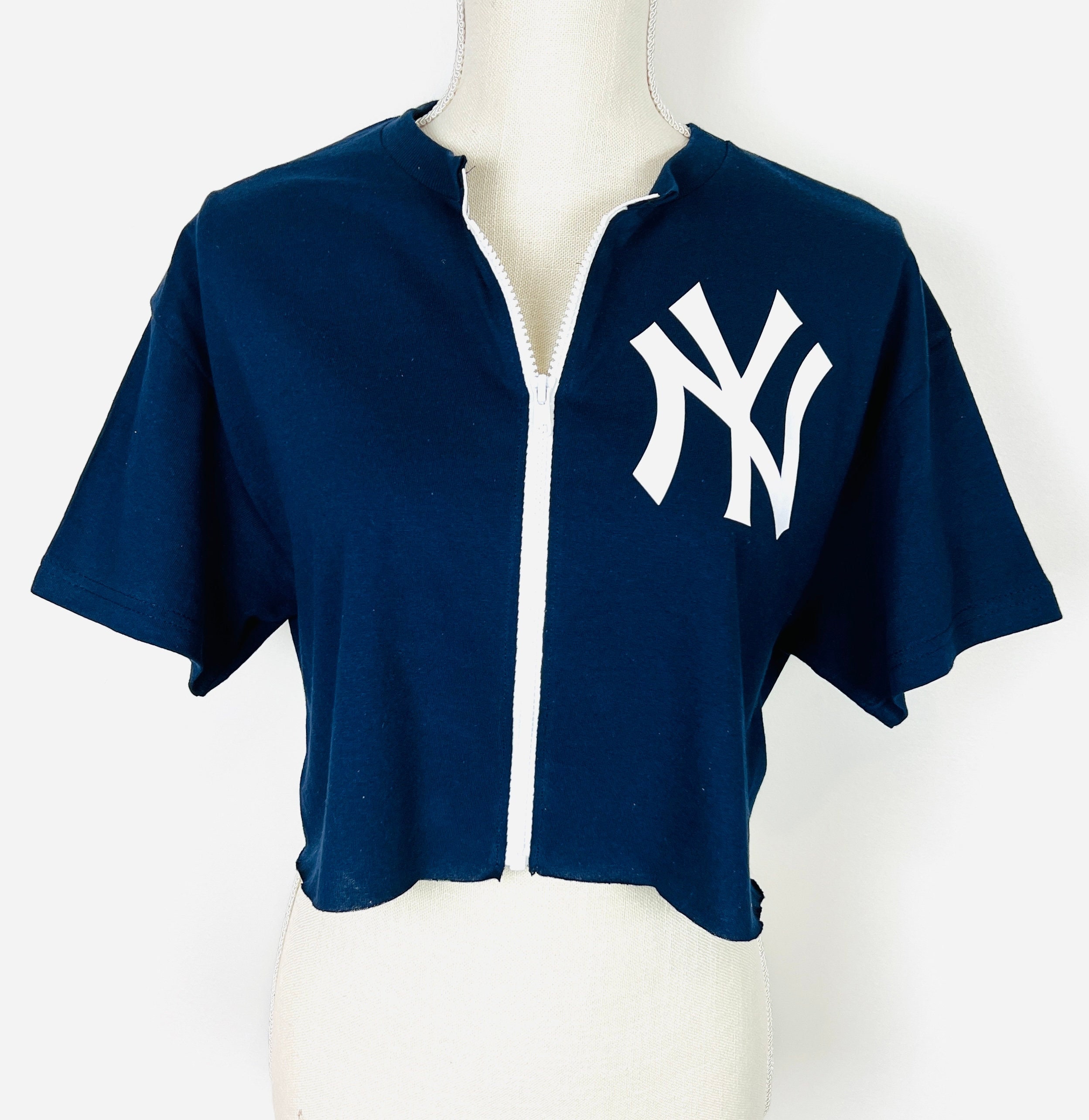 cropped yankees shirt