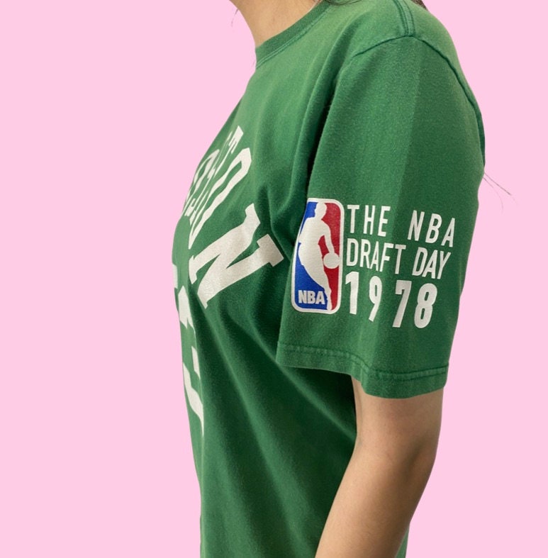 SHOPONEVINTAGE Vintage Rare Boston Celtics Bird #33 T-Shirt (M)