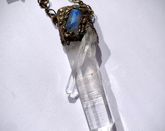 Lemurian Seed Quartz Talisman, met Rainbow Moonstone &Opaal