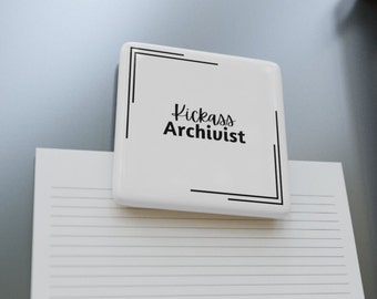 Aimant carré en porcelaine Archivist de Kickass